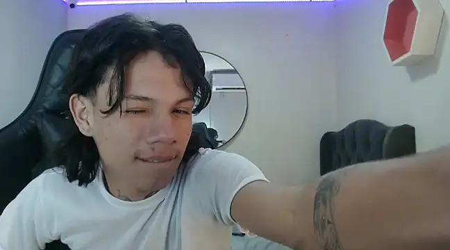 Snapshot of andy_dan18 chatting on 01-19-25, 04:14 andy dan18 online show from 01-19-25, 04:14