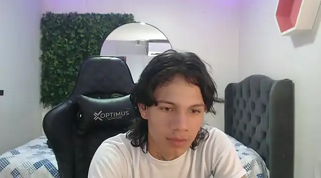 Snapshot of andy_dan18 chatting on 01-29-25, 01:49 andy dan18 online show from 01-29-25, 01:49