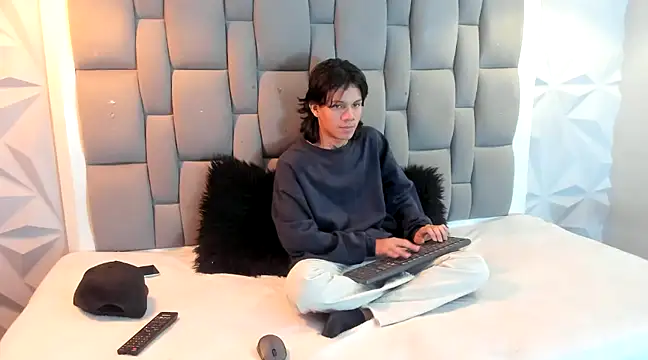 Snapshot of andy_dan18 chatting on 02-11-25, 02:46 andy dan18 online show from 02-11-25, 02:46