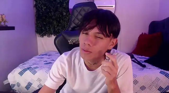 Snapshot of andy_dan18 chatting on 03-01-25, 01:51 andy dan18 online show from 03-01-25, 01:51