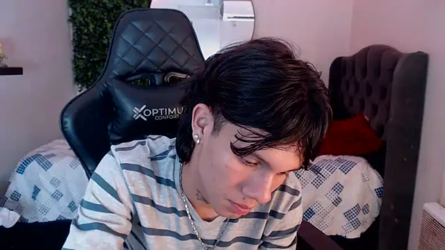 Snapshot of andy_dan18 chatting on 03-15-25, 01:51 andy dan18 online show from 03-15-25, 01:51