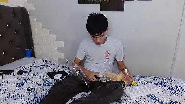 Snapshot of andy_dan18 chatting on 09-09-25, 05:34 andy dan18 online show from 09-09-25, 05:34