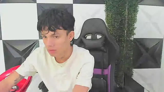 Snapshot of andy_dan18 chatting on 09-19-25, 05:57 andy dan18 online show from 09-19-25, 05:57