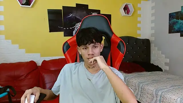 Snapshot of andy_dan18 chatting on 10-14-25, 02:18 andy dan18 online show from 10-14-25, 02:18