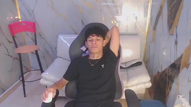 Snapshot of andy_dan18 chatting on 10-16-25, 04:41 andy dan18 online show from 10-16-25, 04:41