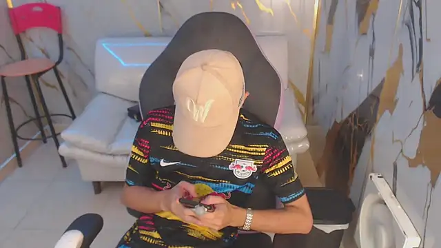 Snapshot of andy_dan18 chatting on 10-22-25, 02:17 andy dan18 online show from 10-22-25, 02:17