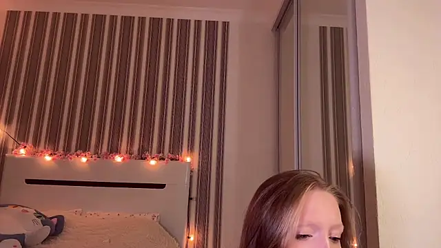 Awwwrora online show from 11-17-25, 03:51