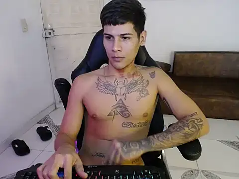 Snapshot of Clyde019 chatting on 12-21-24, 02:04 Clyde019 online show from 12-21-24, 02:04