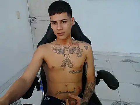 Snapshot of Clyde019 chatting on 12-27-24, 01:18 Clyde019 online show from 12-27-24, 01:18