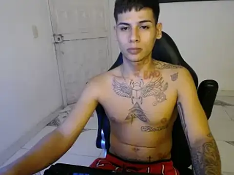 Snapshot of Clyde019 chatting on 01-01-25, 05:33 Clyde019 online show from 01-01-25, 05:33