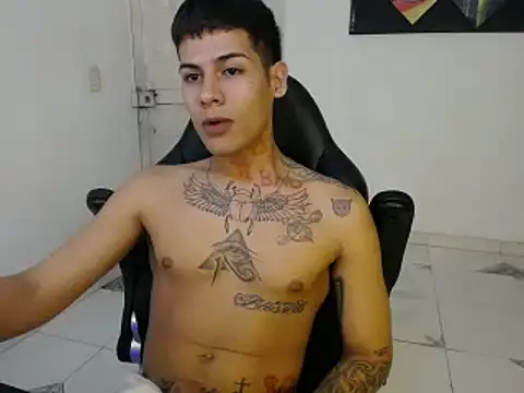 Snapshot of Clyde019 chatting on 01-05-25, 04:47 Clyde019 online show from 01-05-25, 04:47