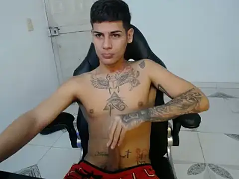 Snapshot of Clyde019 chatting on 01-06-25, 04:23 Clyde019 online show from 01-06-25, 04:23