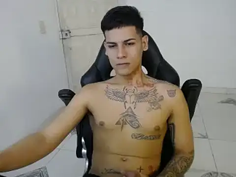 Snapshot of Clyde019 chatting on 01-21-25, 04:05 Clyde019 online show from 01-21-25, 04:05