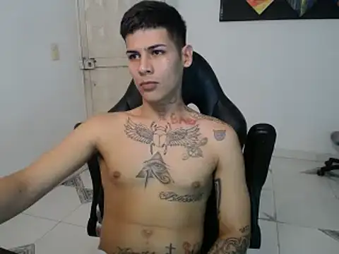 Snapshot of Clyde019 chatting on 02-17-25, 04:04 Clyde019 online show from 02-17-25, 04:04