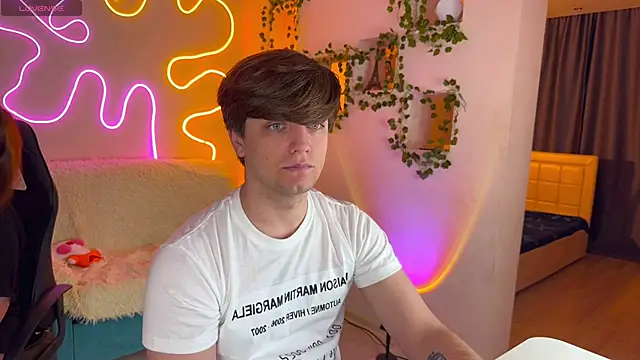 RobertAndLinela online show from 10-21-25, 01:34