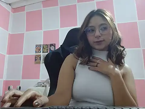 Snapshot of Paulina_mosh chatting on 02-22-25, 12:40 Paulina mosh online show from 02-22-25, 12:40