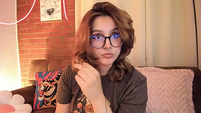 Snapshot of Hazelbrownn2000 chatting on 10-17-25, 11:18 Hazelbrownn2000 online show from 10-17-25, 11:18