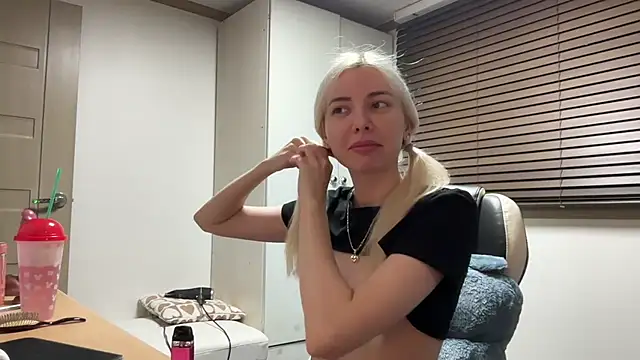 yunasuka online show from 01-06-25, 09:19