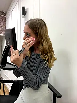 Snapshot of KiraMyers chatting on 09-30-25, 04:39 KiraMyers online show from 09-30-25, 04:39