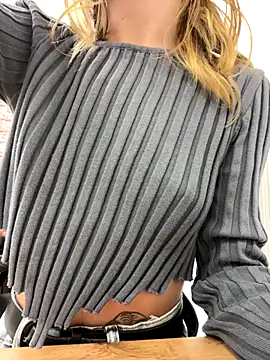 Snapshot of KiraMyers chatting on 10-09-25, 04:43 KiraMyers online show from 10-09-25, 04:43