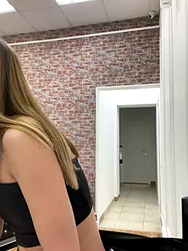 Snapshot of KiraMyers chatting on 10-11-25, 04:33 KiraMyers online show from 10-11-25, 04:33