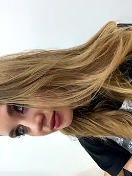 Snapshot of KiraMyers chatting on 10-15-25, 04:45 KiraMyers online show from 10-15-25, 04:45