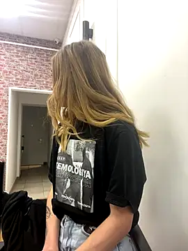 Snapshot of KiraMyers chatting on 10-16-25, 05:08 KiraMyers online show from 10-16-25, 05:08