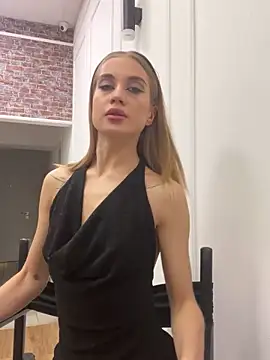 Snapshot of KiraMyers chatting on 10-20-25, 05:08 KiraMyers online show from 10-20-25, 05:08