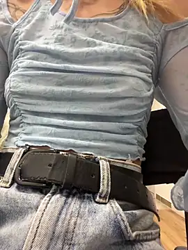 Snapshot of KiraMyers chatting on 10-25-25, 03:58 KiraMyers online show from 10-25-25, 03:58