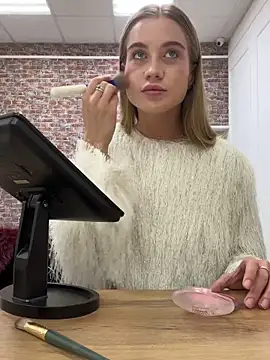 Snapshot of KiraMyers chatting on 11-08-25, 04:23 KiraMyers online show from 11-08-25, 04:23