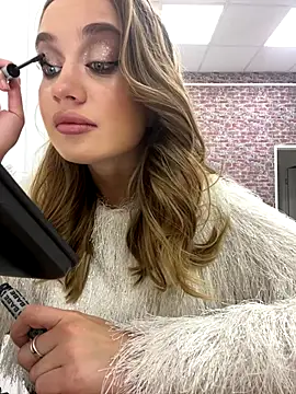 Snapshot of KiraMyers chatting on 11-10-25, 04:33 KiraMyers online show from 11-10-25, 04:33