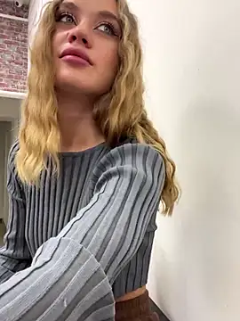 Snapshot of KiraMyers chatting on 11-13-25, 04:11 KiraMyers online show from 11-13-25, 04:11