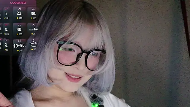 Snapshot of Yu_UwU_ chatting on 10-30-25, 01:23 Yu UwU  online show from 10-30-25, 01:23