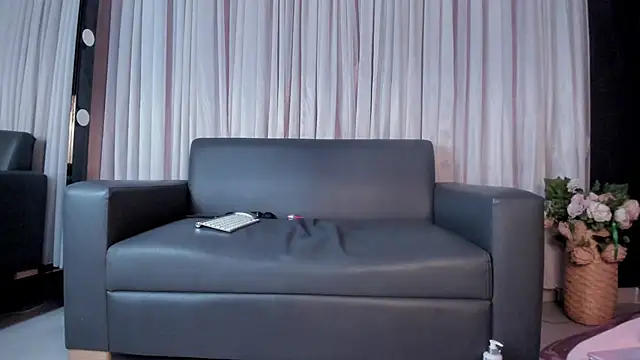 Snapshot of Samantha__cooper chatting on 02-25-25, 02:33 Samantha cooper online show from 02-25-25, 02:33