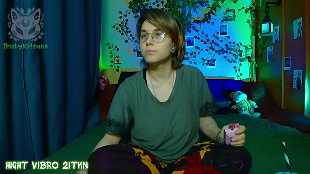 Snapshot of TrickyKitsune chatting on 05-11-26, 04:04 TrickyKitsune online show from 05-11-26, 04:04