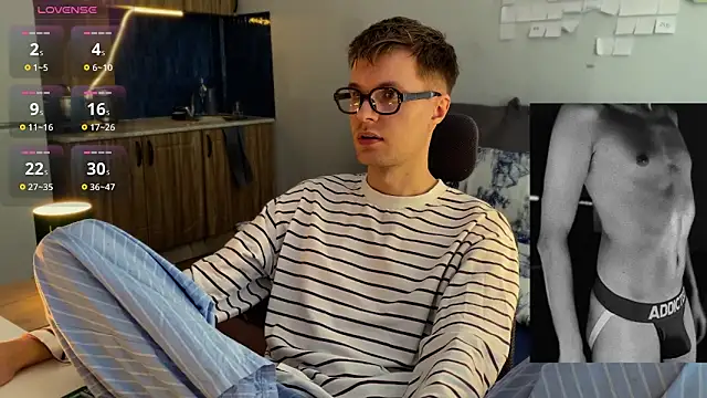 Snapshot of Leonnextdoor chatting on 02-26-26, 04:00 Leonnextdoor online show from 02-26-26, 04:00