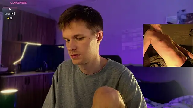 Snapshot of Leonnextdoor chatting on 03-19-26, 01:31 Leonnextdoor online show from 03-19-26, 01:31