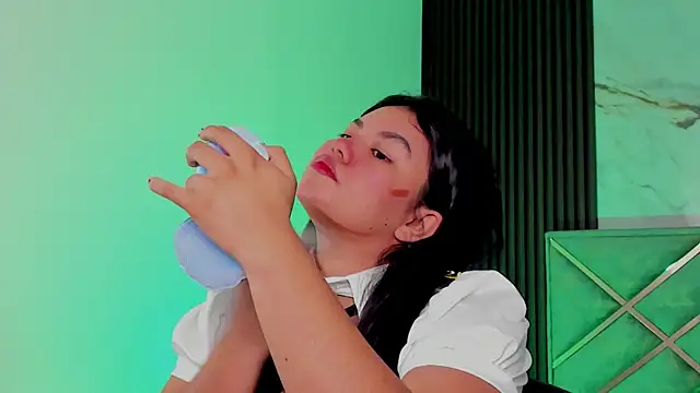 Snapshot of Geabloom chatting on 10-13-25, 11:32 Geabloom online show from 10-13-25, 11:32