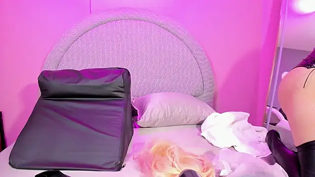 Snapshot of lee_Powder chatting on 12-05-25, 11:30 lee Powder online show from 12-05-25, 11:30