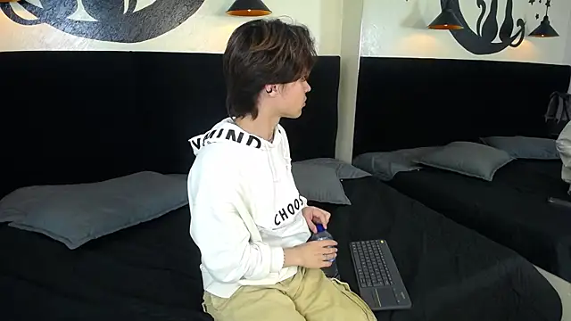 Snapshot of CollinStone chatting on 02-12-25, 08:40 CollinStone online show from 02-12-25, 08:40