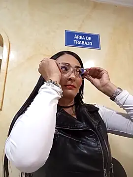 Snapshot of BELLA--26 chatting on 02-27-25, 03:05 BELLA--26 online show from 02-27-25, 03:05