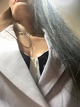 Snapshot of BELLA--26 chatting on 10-22-25, 02:06 BELLA--26 online show from 10-22-25, 02:06