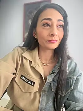 Snapshot of BELLA--26 chatting on 11-01-25, 02:08 BELLA--26 online show from 11-01-25, 02:08