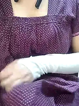 Snapshot of mallupriyapriya chatting on 01-06-25, 05:08 mallupriyapriya online show from 01-06-25, 05:08