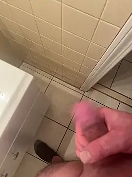 Snapshot of coreyl9718 chatting on 02-20-25, 06:17 coreyl9718 online show from 02-20-25, 06:17