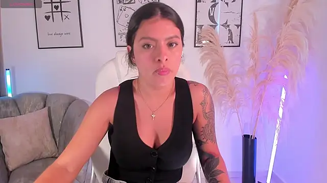 Snapshot of NiiaEvanss chatting on 10-02-25, 03:30 NiiaEvanss online show from 10-02-25, 03:30