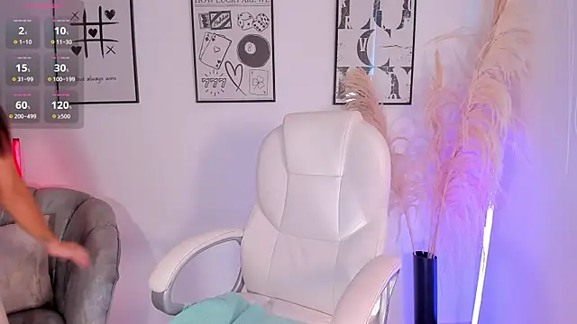 Snapshot of NiiaEvanss chatting on 10-04-25, 01:42 NiiaEvanss online show from 10-04-25, 01:42