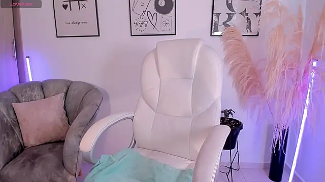 NiiaEvanss online show from 11-22-25, 01:43