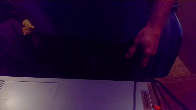 Snapshot of bluedragon0525 chatting on 10-11-25, 03:39 bluedragon0525 online show from 10-11-25, 03:39