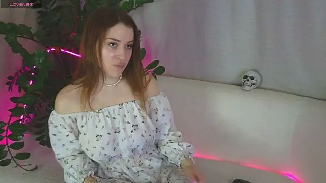 Snapshot of EllieGarson chatting on 10-28-25, 05:15 EllieGarson online show from 10-28-25, 05:15